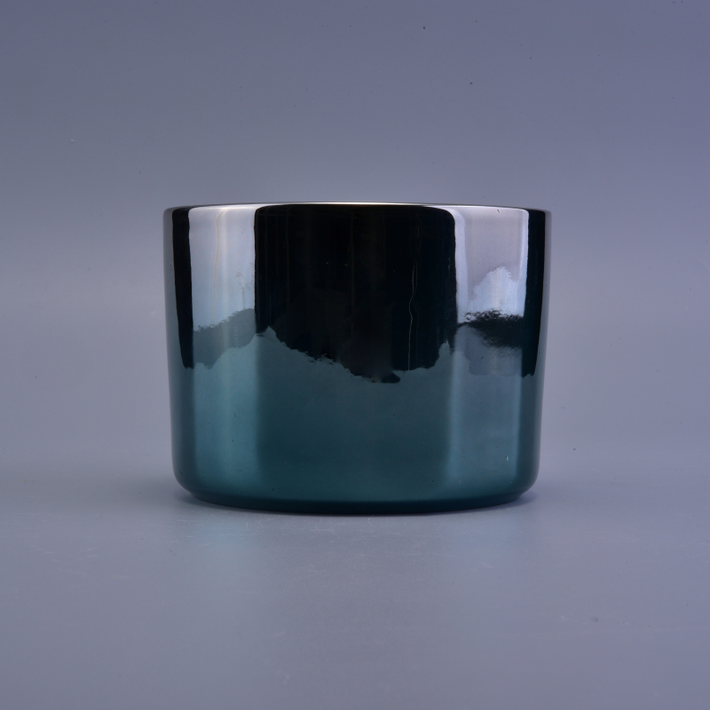 short ceramic round candle vessel with gradient glaze
short ceramic round candle vessel with gradient glaze
