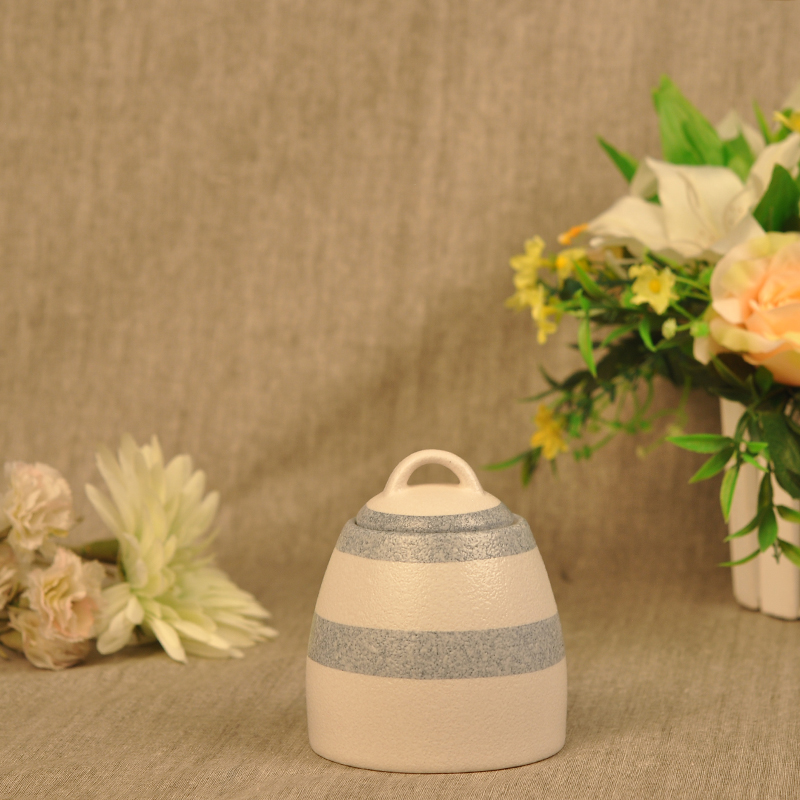 Ceramic candle jar with lid, white and grey cross stripe brief candle holder