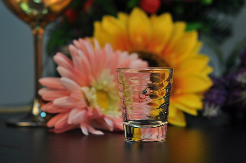 Glass tumbler with ripple pattern