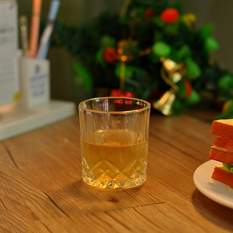 Transparent beer glass tumbler