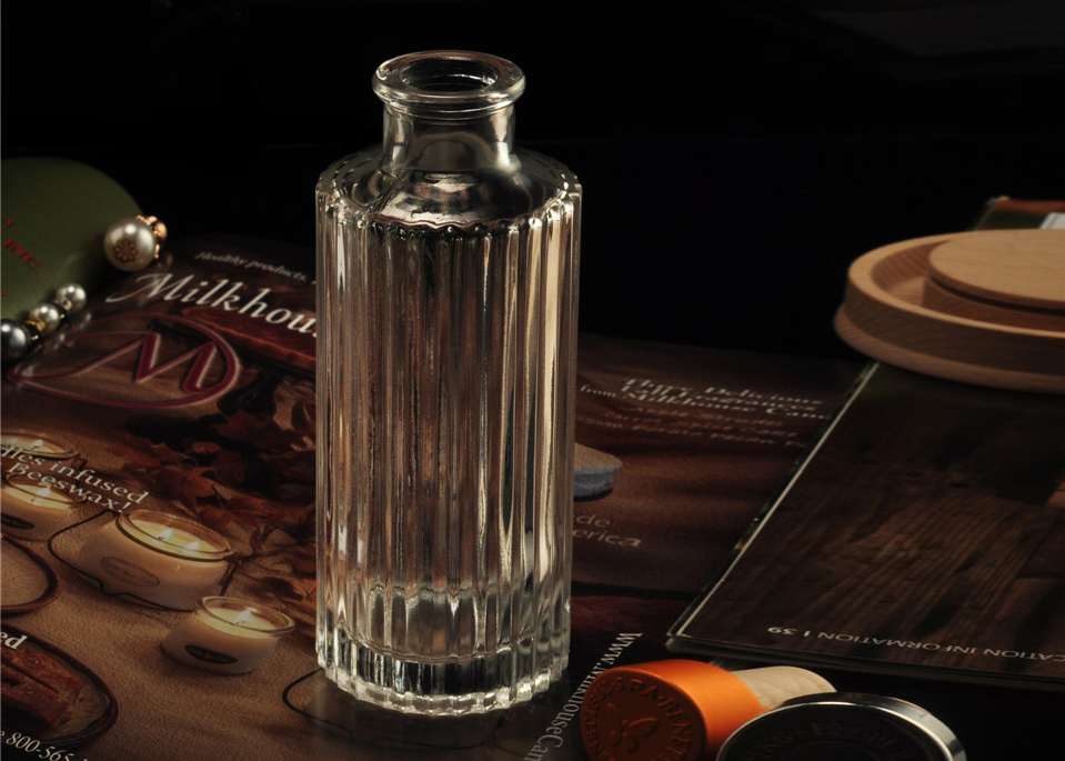 Embossed stripe clear glass perfume bottle