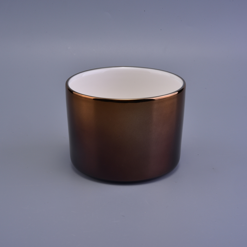 short ceramic round candle vessel with gradient glaze
short ceramic round candle vessel with gradient glaze