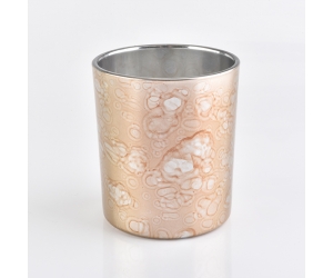 玻璃蜡烛罐与水斑图案表面