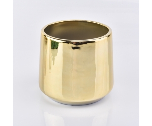 闪亮的金色陶瓷釉面蜡烛罐