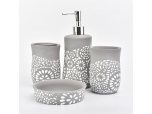 Set de baño de hormigón color gris con estampado de flores blancas.