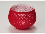 Portavelas de color rojo con patrón perforado