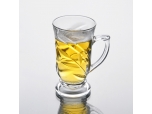 精致的玻璃啤酒杯